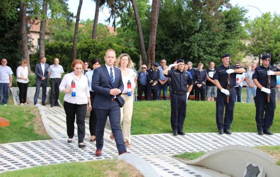 Kod Spomenika hrvatskoj slobodi položeni vijenci u povodu Dana državnosti