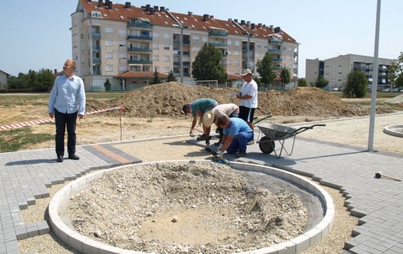 Gradonačelnik obišao radove na izgradnji pješačke staze i javne rasvjete u stambenoj zoni Lenišće B-5
