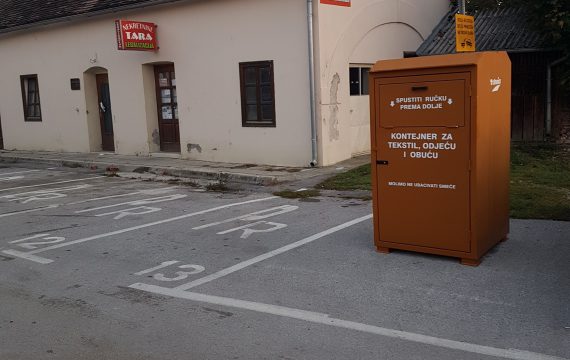 Postavljena dva kontejnera za odlaganje tekstila.
