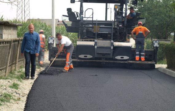 The Mayor visited the works on asphalting the pavement in Ratarska Street