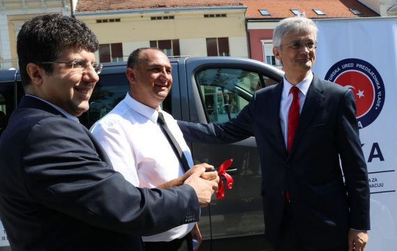 Udruga Roma Korak po korak dobila kombi vozilo