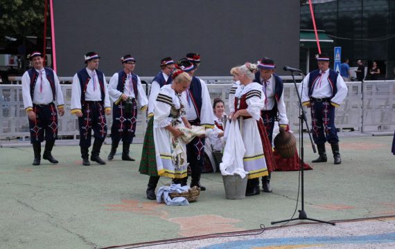 Folklorni ansambl „Nova Nada“ nastupio na Zrinskom trgu