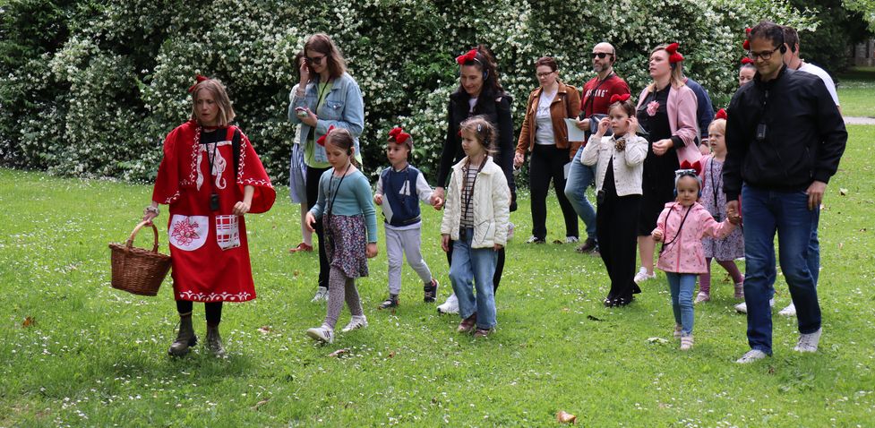 Bajka za van: Crvenkapica, Vuk i Baka