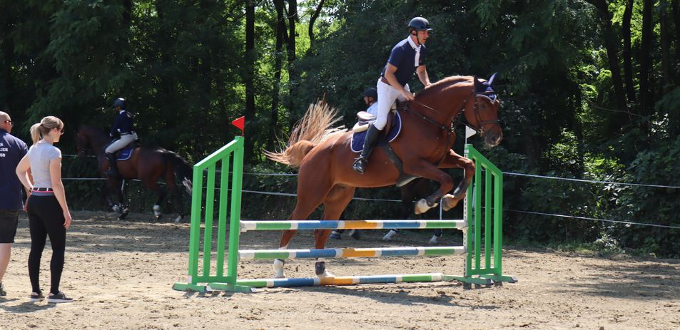 Turnir u preponskom jahanju u Peterancu privukao brojne natjecatelje i posjetitelje