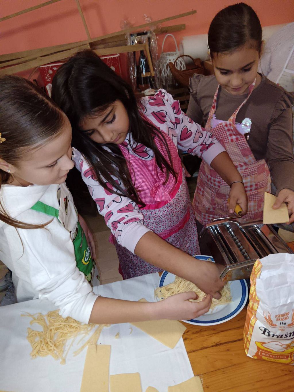Učenici Područne škole Reka u posjetu Društvu žena Reka