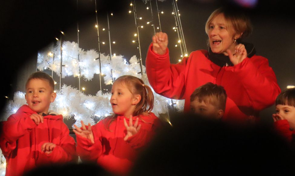 Mališani DV Tratinčica i učenici OŠ Braća Radić oduševili nastupima na Koprivničkoj bajci