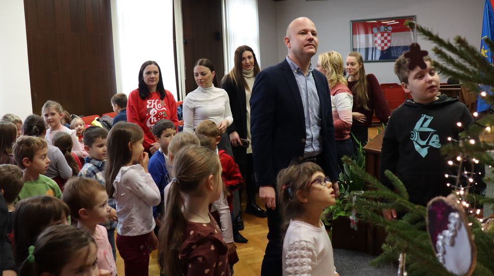 Mališani Vrtića “Medenjak” okitili božićnu jelku u Gradskoj vijećnici