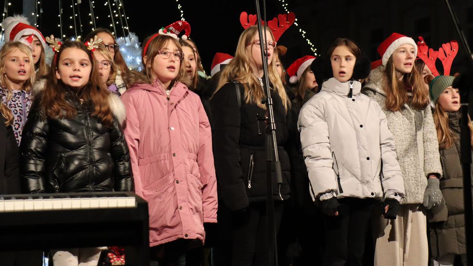 Blagdanski nastupi vrtićaraca i školaraca oduševili Zrinski trg