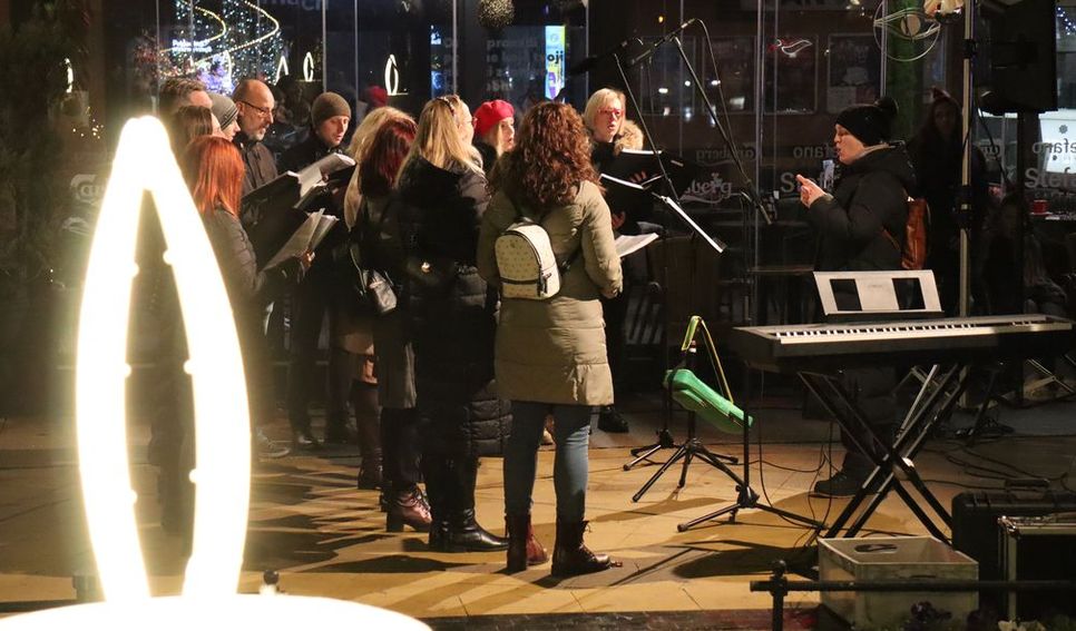 Četvrta adventska svijeća večeras zasjala na Zrinskom trgu