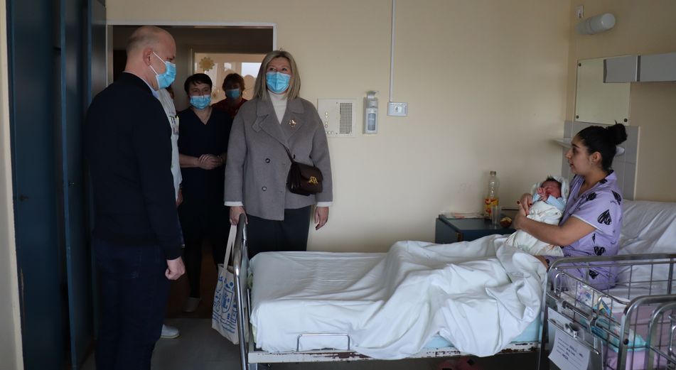 Gradonačelnik i zamjenica tradicionalno obišli rodilje i novorođenčad koprivničkog rodilišta